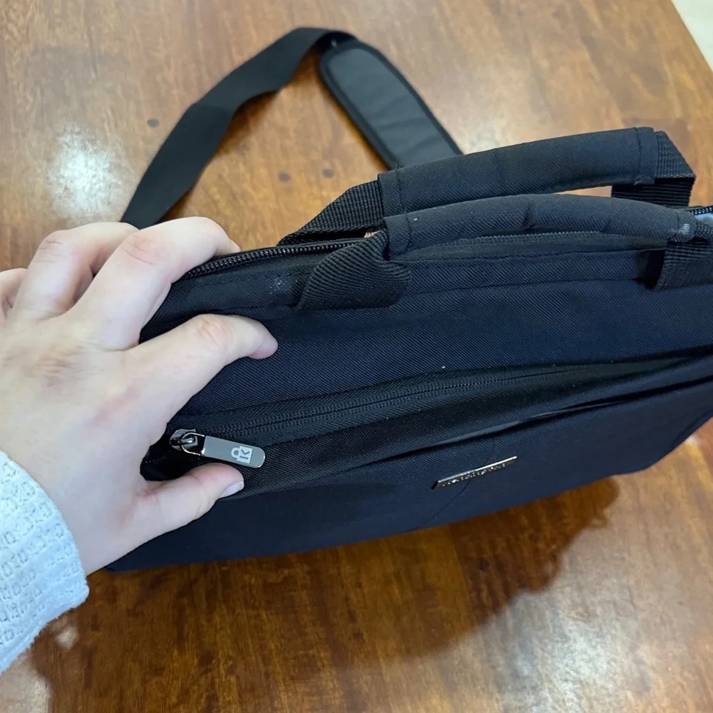 Kensington Black Laptop Messenger Bag